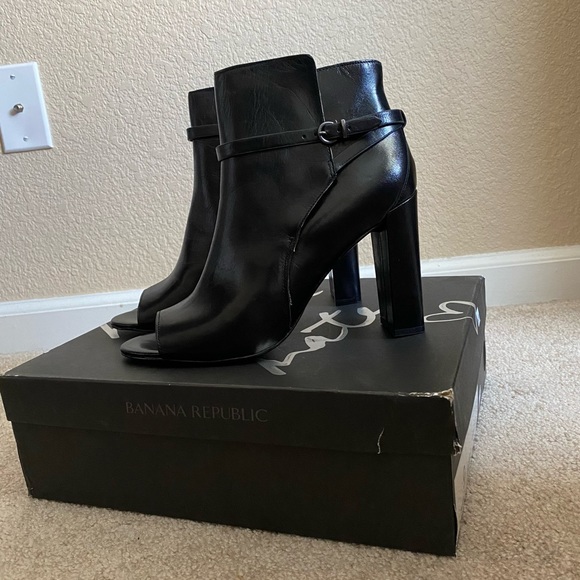 NIB Banana Republic Gayle Peep Toe Booties - Picture 4 of 4